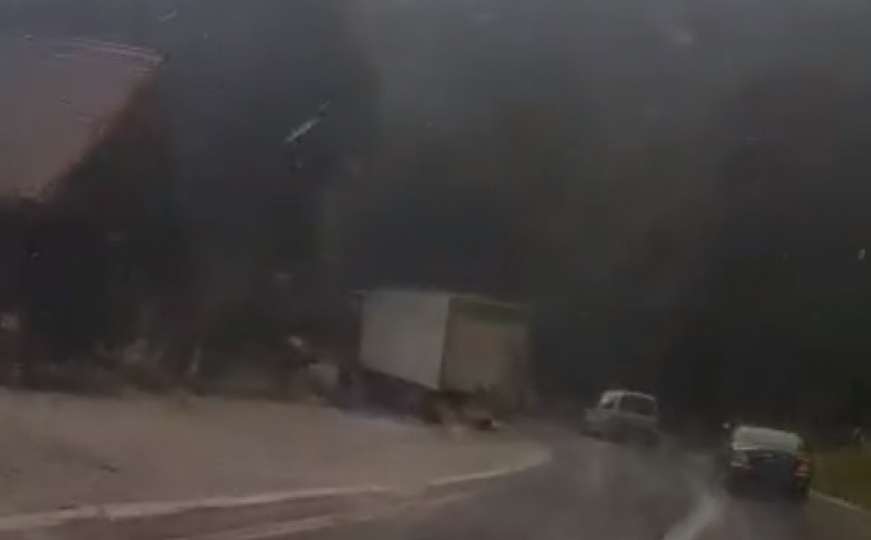 Kamion s prikolicom blokirao put Olovo-Kladanj, velike gužve u saobraćaju