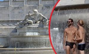 Britanci se skinuli k'o od majke rođeni u fontani najpoznatijeg spomenika