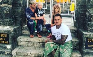 Pink objavila fotografiju porodičnog sastanka dok joj suprug sjedi na WC šolji