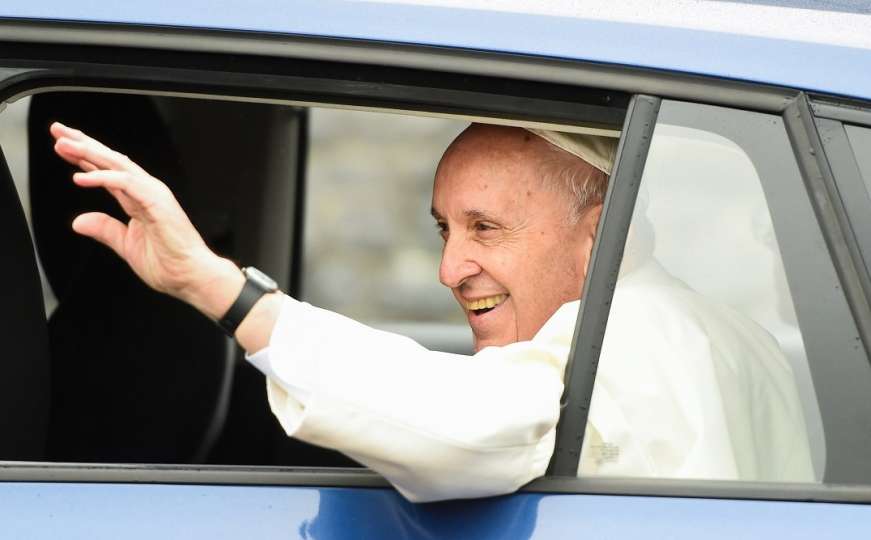 Papa Franjo ponovo oduševio: U Dublinu se vozio u jeftinom automobilu