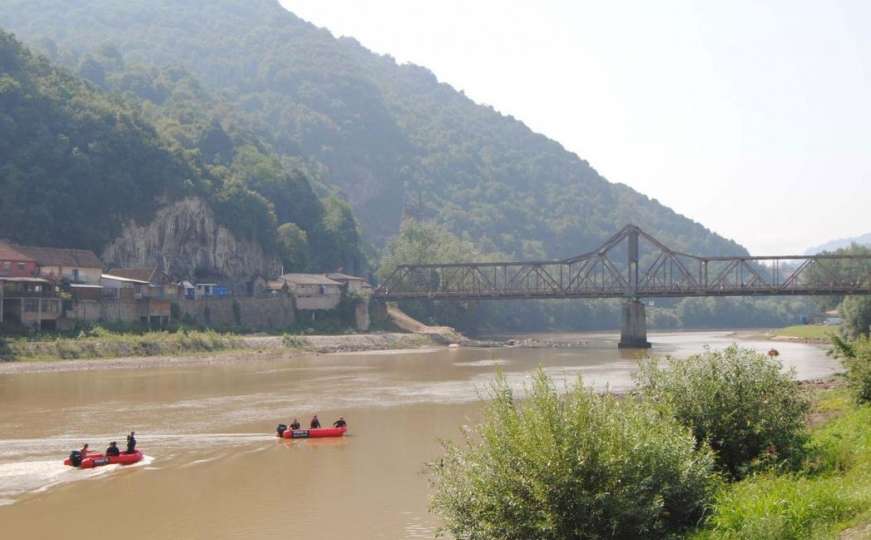 Policajci spasili dvojicu dječaka s kule na mostu na rijeci Drini