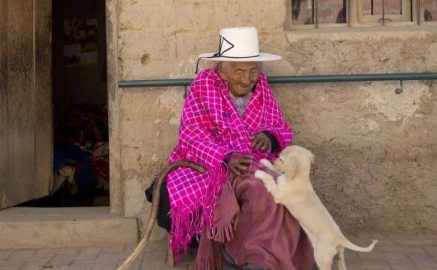 Bolivijka Julia je vjerovatno najstarija osoba na svijetu: Svira gitaru i pjeva 