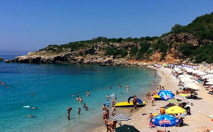 Upoznajte skrivene plaže Crne Gore: Dnevni meni sedam, a pizza dva eura