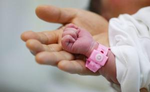 Greška medicinske sestre: Roditeljima zamijenila bebu u porodilištu