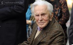 Kirk Douglas ponosno pozirao: Nježna igra s praunukom