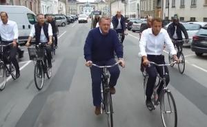Premijer Danske dovezao se na biciklu kako bi dočekao Emmanuela Macrona