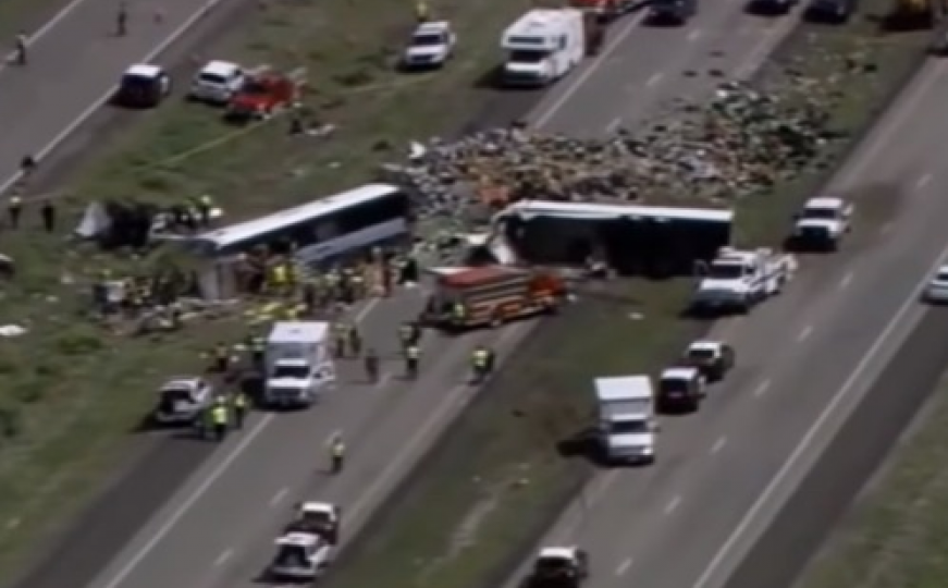U sudaru autobusa i kamiona na autoputu u SAD-u, osmero mrtvih