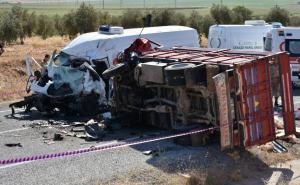 Direktan sudar minibusa i kamioneta: Najmanje sedmero poginulih, 19 povrijeđenih