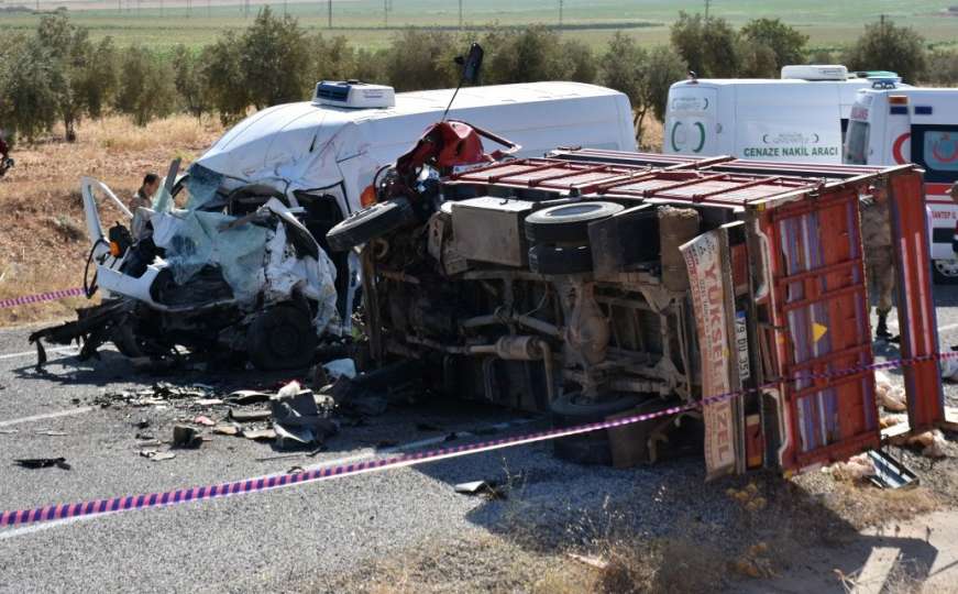 Direktan sudar minibusa i kamioneta: Najmanje sedmero poginulih, 19 povrijeđenih