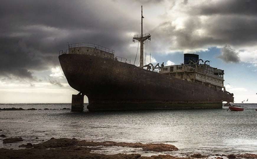 Pojavio se "brod duhova": Policija zaprepaštena onim što je našla na njemu