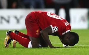 Sadio Mane, fudbaler i vjernik: Pogledajte zvijezdu Liverpoola u čišćenju džamije