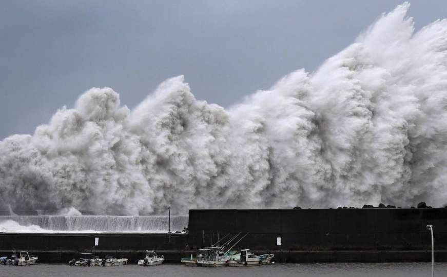 Prizori apokalipse: Tajfun "Jebi" pustoši Japan, počela evakuacija ljudi