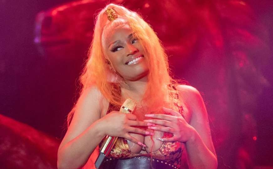 Rukama lovila obline: Nicki Minaj usred nastupa ispale grudi 