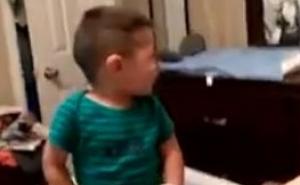 Dječak ne želi odmaknuti od mame, pa ni pod cijenu mirisanja smrdljive pelene