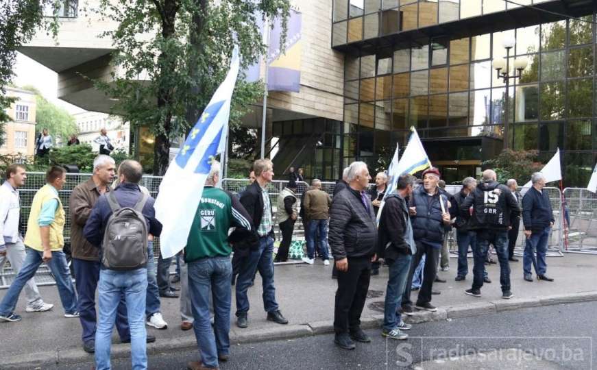 Demobilisani borci blokirali ulicu ispred Parlamenta FBiH