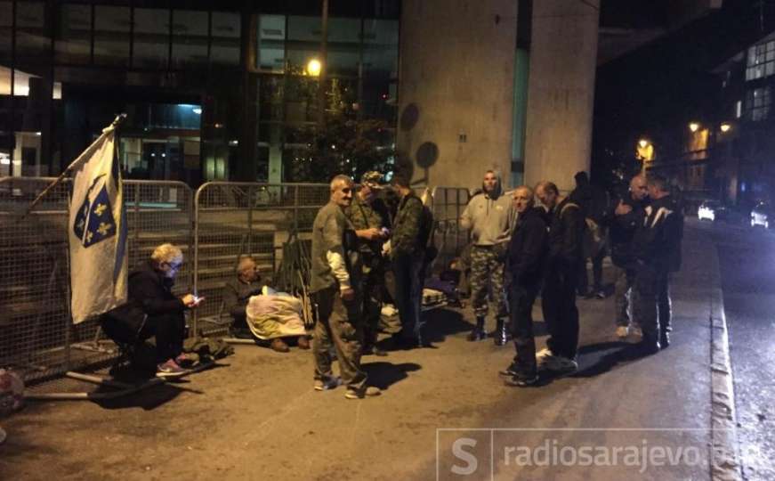 Sarajevo: Demobilisani borci noć će provesti ispred Parlamenta FBiH