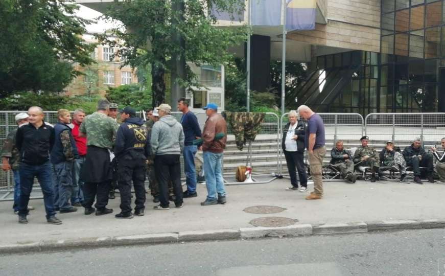 Demobilisani borci ispred Parlamenta FBiH: I dalje čekamo Edina Mušića