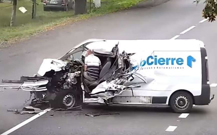 Vozač čudom preživio: Zaspao za volanom i udario u kamion