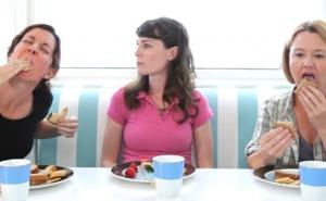 Kad mame odluče oponašati svoje mališane dok jedu