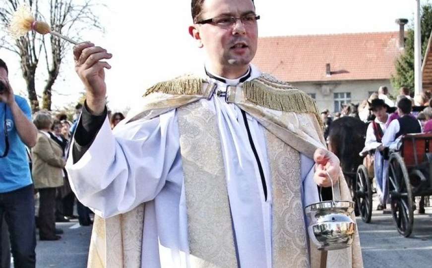 Hrvatska: Svećenik napustio crkvu jer čeka bebu s vjeroučiteljicom