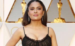 Salma Hayek izgleda zanosno  i neprepoznatljivo sa sijedom kosom