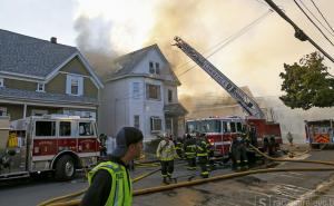 Gore kuće i zgrade u Bostonu: Vatrogasci se bore sa 70 požara, ima poginulih   