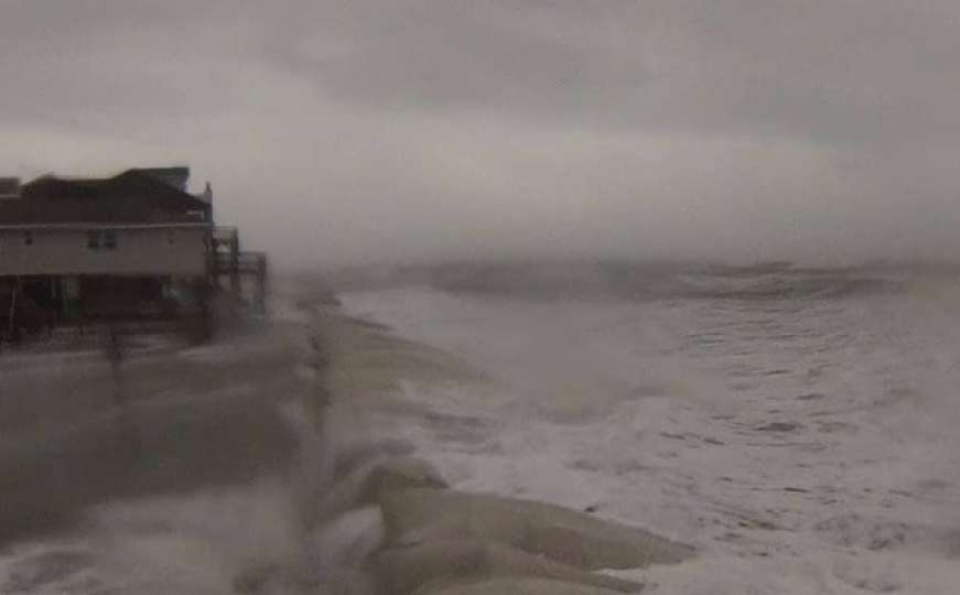 Uragan Florence uništava istočnu obalu SAD-a, bjesne vjetrovi i poplave