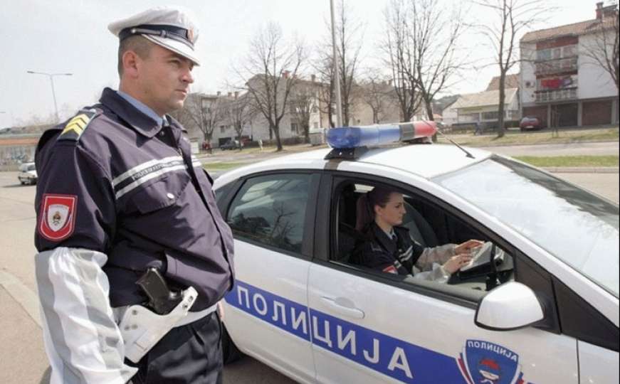 Audi sletio s ceste kod Bijeljine, povrijeđeno pet osoba