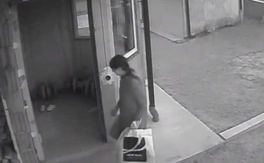 Snimile je nadzorne kamere: Žena ispred kuće u Ilijašu ukrala obuću