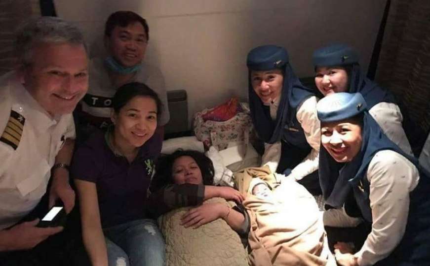Rijedak, ali sretan događaj: Majka rodila bebu u putničkom avionu
