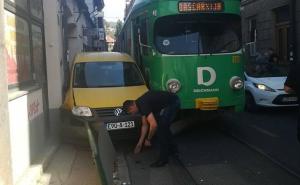 Sudar tramvaja i automobila kod Katedrale, velike gužve u saobraćaju