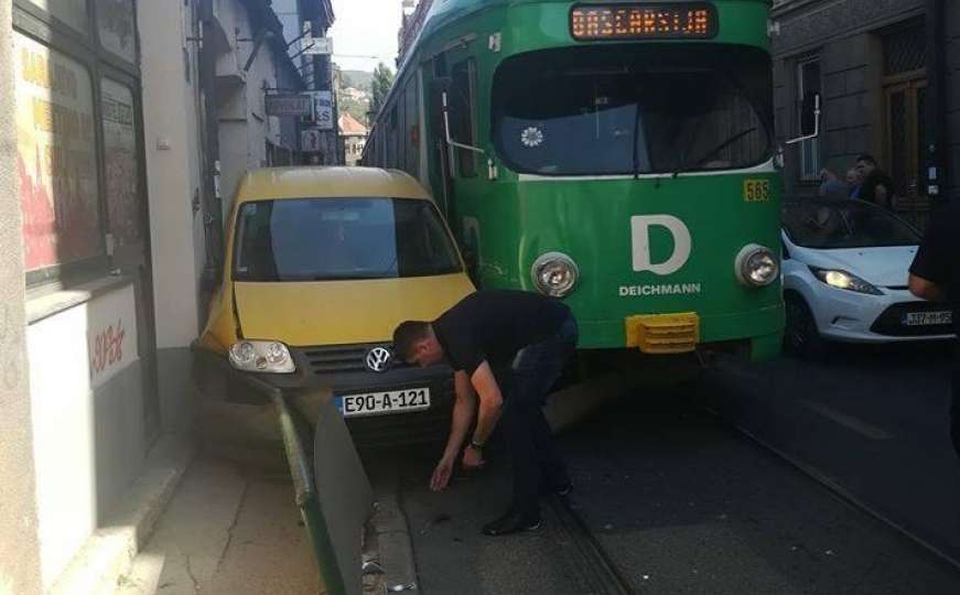 Sudar tramvaja i automobila kod Katedrale, velike gužve u saobraćaju