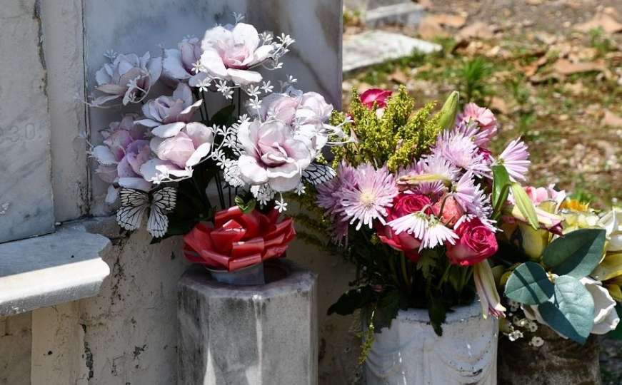 SPC apeluje: Umjesto cvijeća, na sahrane ponesite novac
