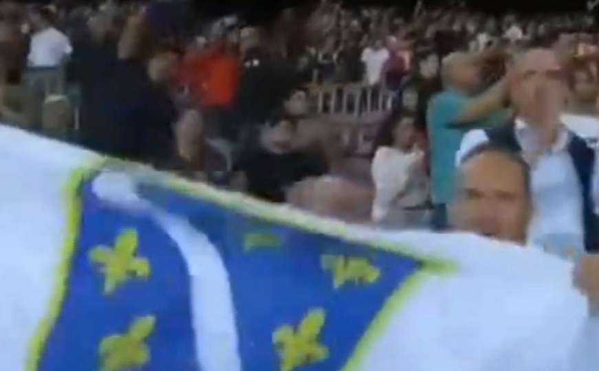 Zastava Republike BiH s ljiljanima na tribinama meča Barcelone i PSV-a