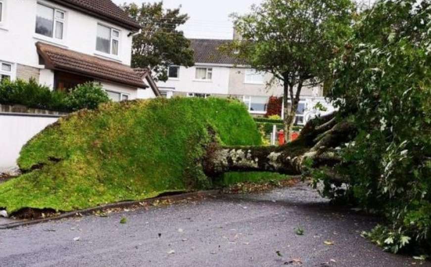 Oluja pogodila Irsku, Škotsku, Veliku Britaniju: Jedna žena stradala