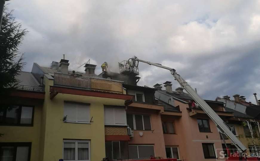 Dobrinja: Gori krov zgrade, četiri ekipe vatrogasaca na terenu