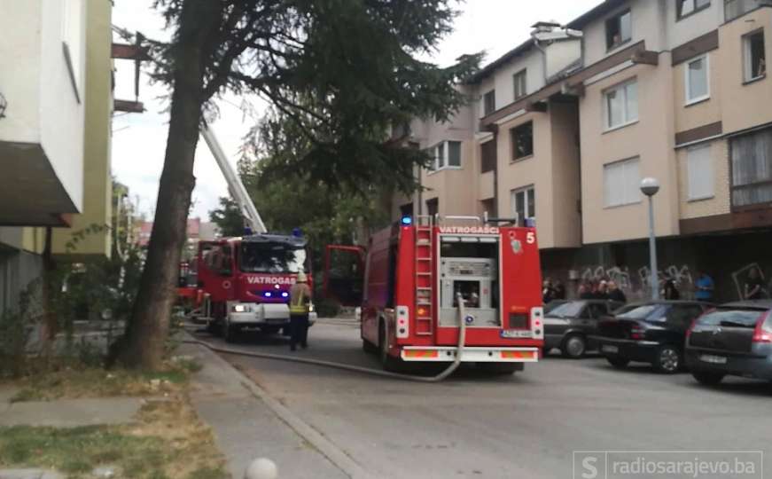 Nema povrijeđenih: Vatrogasci ugasili požar u sarajevskom naselju Dobrinja