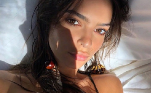 Emily opet pali i žari fanove: Izbacila stražnjicu, a onda pokazala gole grudi