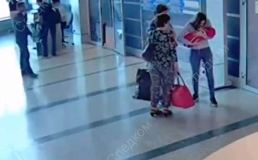 Objavljen potresni snimak žene koja prodaje svoje dijete: "Žao mi je zbog svega"
