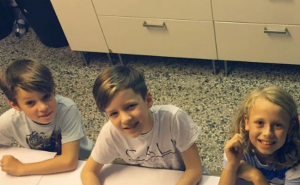 Napravili krevet širok 5,5 metara kako bi mogli spavati sa svoje četvero djece