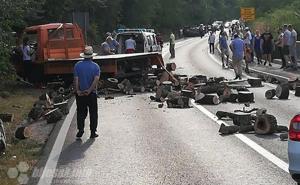 Sudar na izlazu iz Mostara: Fiat na krovu, drva na cesti, saobraćaj prekinut