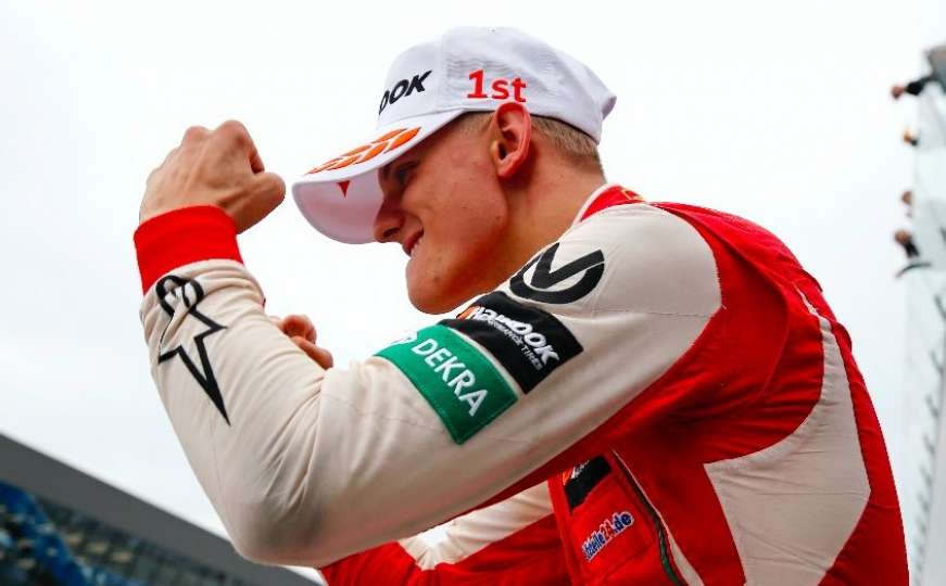 "Mali Schumi" je nezaustavljiv: Sin Michaela Schumachera hita ka tituli u F3