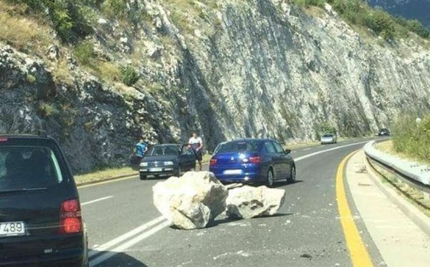 Izbjegnuta tragedija: Stijene pale na cestu u blizini tunela Sozina