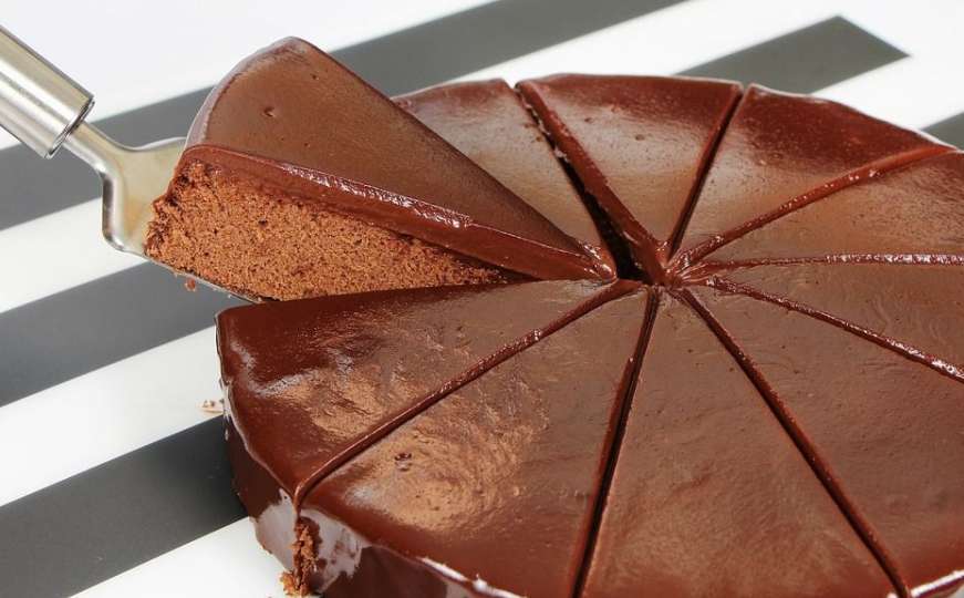 Preukusna je: Brza čokoladna torta gotova za samo 20 minuta