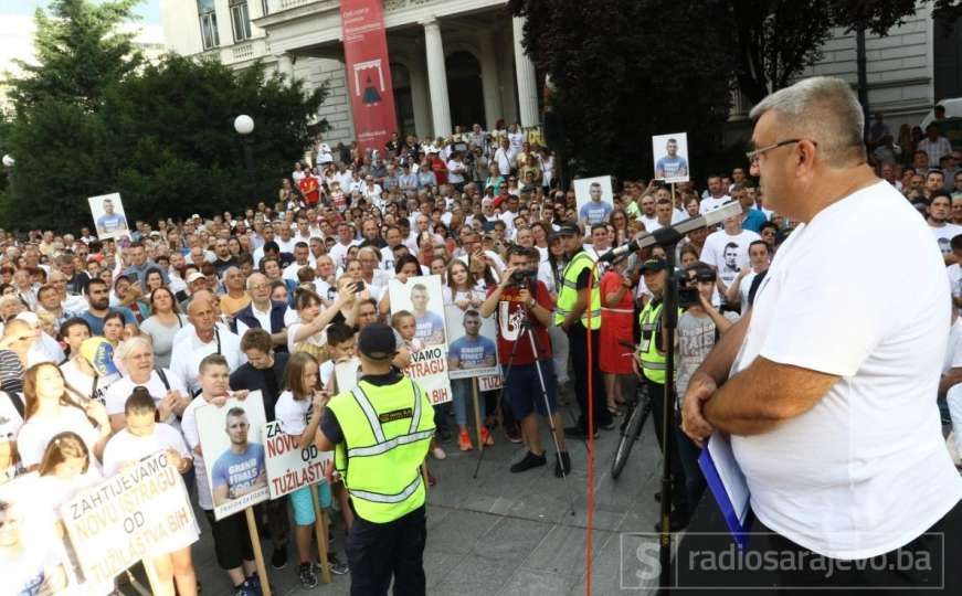 Porodica Memić nastavlja borbu: Protest ispred Narodnog pozorišta 29. septembra