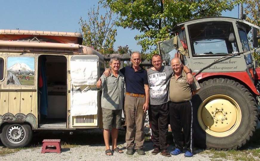 Avanturista Kurt Kluckner traktorom došao iz Austrije u Veliku Kladušu