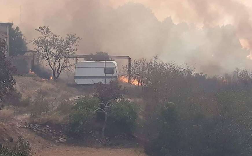 Vatra ušla u Orebić: Naređena hitna evakuacija, mještani brane kuće