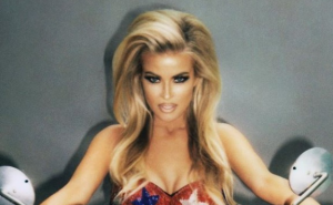 Neodoljiva Carmen Electra fotografirala se potpuno naga