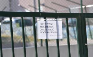 Natpis na ulazu u vrtić: "Molimo na oprez zbog uočenih zmija"