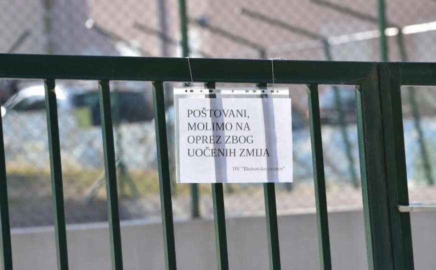 Natpis na ulazu u vrtić: "Molimo na oprez zbog uočenih zmija"